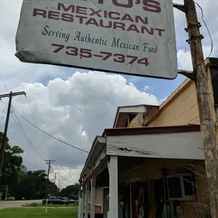 a sign for yoyo's mexican restaurant