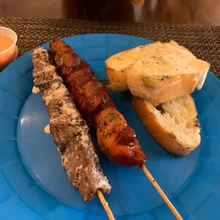 Garlic steak and bbq chicken kabobs/Pinchos with grilled garlic bread.