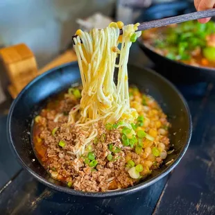 chongqing noodles with peas &amp; ground pork (豌杂面)