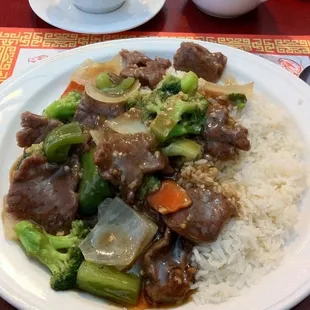 Beef with oyster sauce over the rice