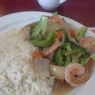 Shrimp with oyster sauce, one of lunch specials.
