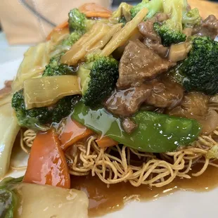 Crispy Fried Noodle with Beef