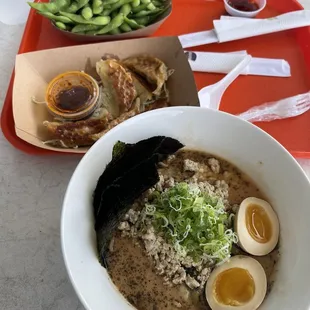 Edamame, guoza, ramen