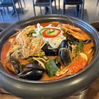 Premium Seafood Hot Pot with Rice Noodle