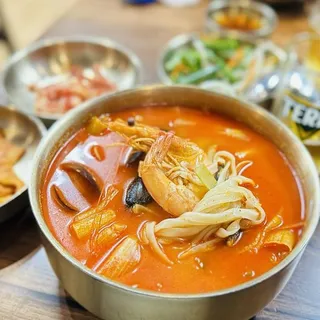 Premium Seafood Hot Pot with Rice Noodle