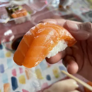 Salmon nigiri
