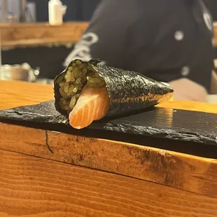 Salmon hand roll