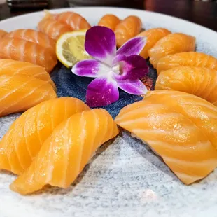 Super fresh and great cut salmon as always!