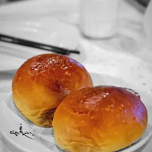 DS11 Baked BBQ Pork Bun @whaevaeats