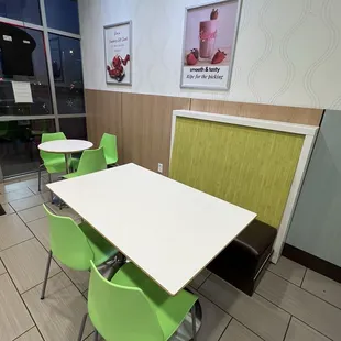 Bright and colorful interior 1/2/2025