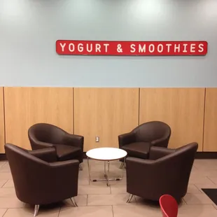 A great causal atmosphere to enjoy frozen yogurt and smoothies.