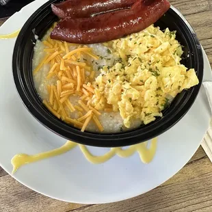 Grits bowl with beef sausage