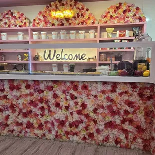 The ordering counter dressed with flowers