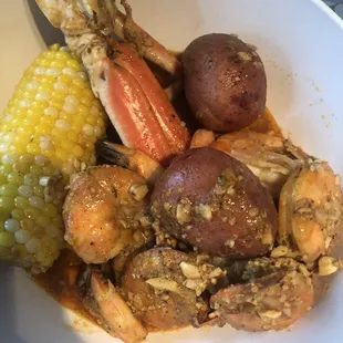 Shrimp no head...crab legs was from other boil we ordered. They shared w/me :)