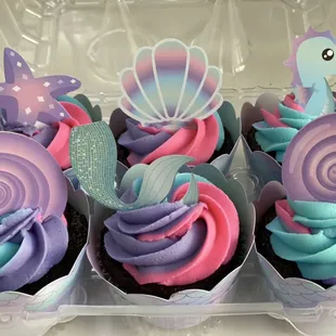 Obsessed over these cute little mermaid themed cupcakes!!‍