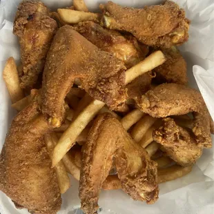 Fried chicken wings &amp; fries