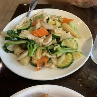 Chicken With Mixed Greens