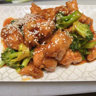 a plate of chicken and broccoli