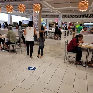 ows people sitting at tables and eating