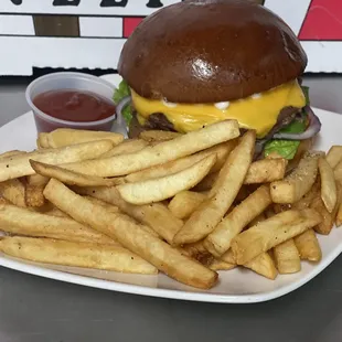 Cheeseburger with fries