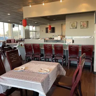 Inside dining (early afternoon, Saturday)