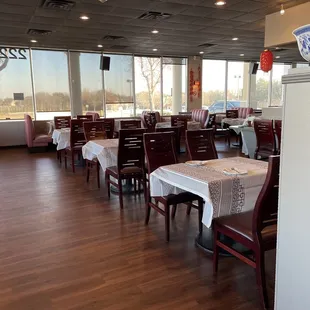 Inside dining (early afternoon, Saturday)