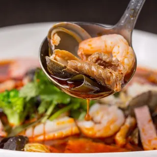 Chengdu Spicy Steam Pot with Seafood Meat and Veggie