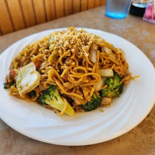 a plate of noodles and broccoli