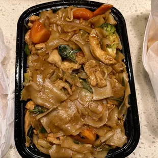 Chicken drunken noodles .