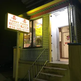 the front of a restaurant at night