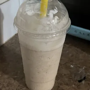 Banana peanut butter smoothie. Soo yummy!