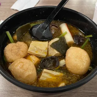 Medium pork broth with tofus, imitation crab, seaweed, etc IG: @bobabitchess