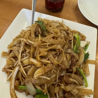 Stir-Fried Rice Noodles with Beef