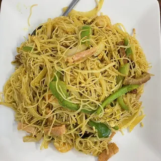 Singapore Stir-Fried Thin Rice Noodles