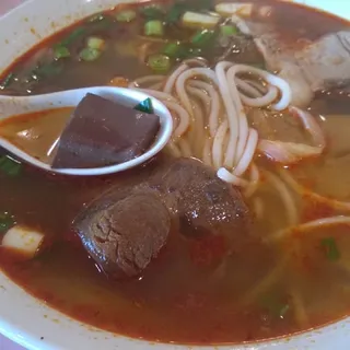 9. BÚN BÒ HUẾ - 顺化牛肉粉