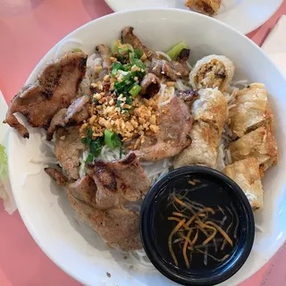 26. BÚN CHẢ GIÒ THỊT NƯỚNG - 春卷烧猪肉米粉