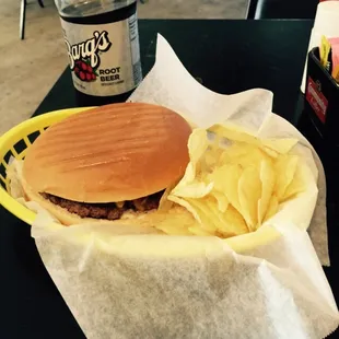 Bacon cheeseburger with chips