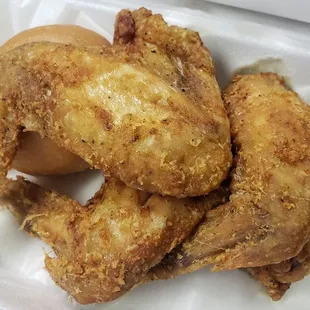 Fried chicken wings (plain seasoning) with hidden bun.