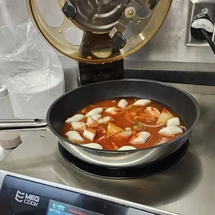 Automatic induction stirring cooker