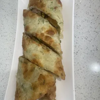 B9. Scallion Pancake With Beef Roll