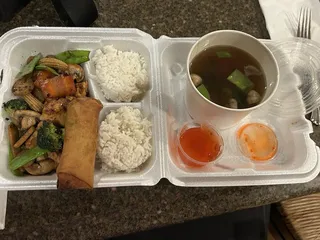 Lin's Wok