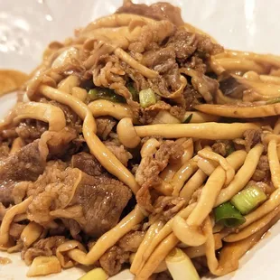Beef stirred fry with enoki mushrooms