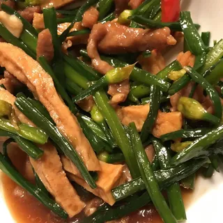 Shredded Pork with Green Chives and Bean Curd