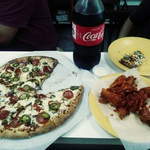 Comvo pizza 2 topings, 10 wings &amp;  2 lts. coke. $ 19.99