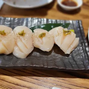 Scallop nigiri
