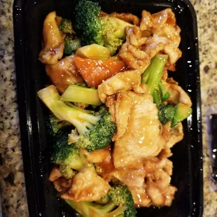 Ordered the chicken and brocolli. It was so tasty. I ordered with brown rice.