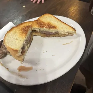 Steak sandwich with Ajou sauce