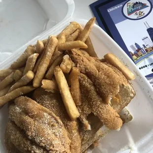 3 pc catfish dinner mine came with fries and 2 pc of bread