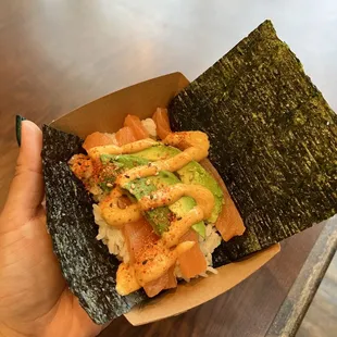 Salmon Avocado Handroll (add sauces on your own)| IG: Smackinfood