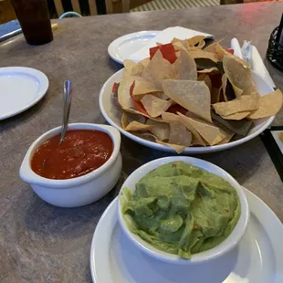 Nachos salsa guacamole